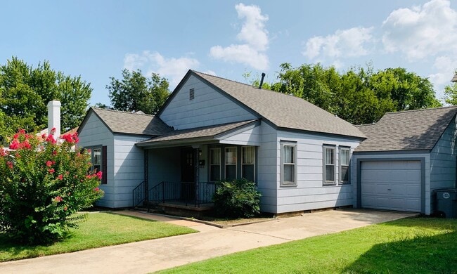 Photo - 1136 NW Oak Ave