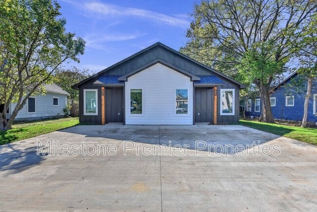 Photo - 718 W Texas St