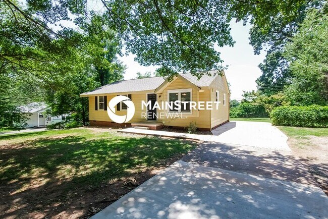 Photo - 3 Bedroom Pet-Friendly Home in Charlotte, NC with Main Street Renewal