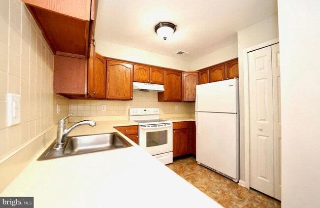 Building Photo - 5630 Ringwood Dr Unit 714