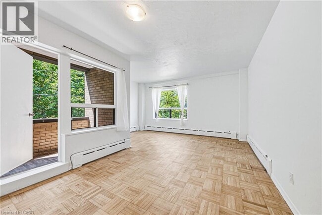 Photo - 325A JAMES Street S Unit# 401 Unité 401