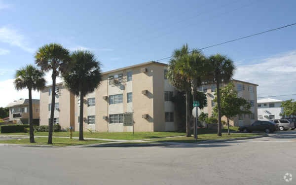 The Carmel Apartments - Milano Apartments