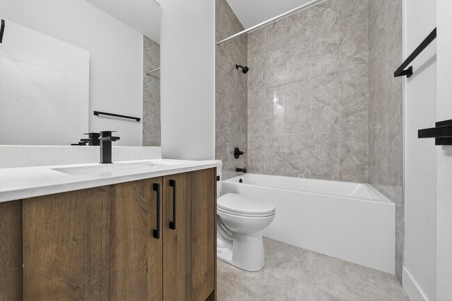 Photo - 8829-8122 122 Ave NW Unit 5