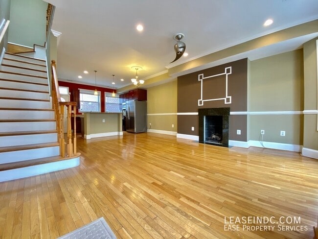 Photo - 446 Lamont St NW