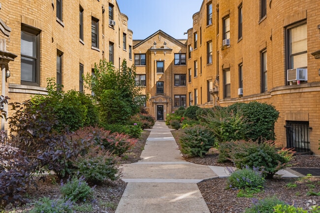 Courtyard - 4611 S Drexel Blvd