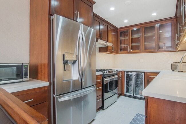 Renovated three-bedroom, three-bath 2-stor... - Renovated three-bedroom, three-bath 2-stor... Condo Unit K