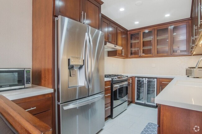 Building Photo - Renovated three-bedroom, three-bath 2-stor... Unit K Rental