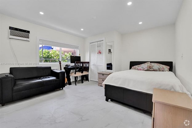 Building Photo - 1169 SW 23rd Ave Unit 2B Rental