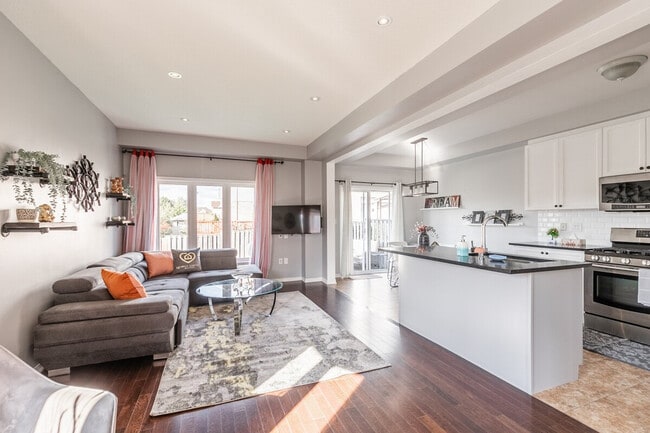 Building Photo - 825 N Service Rd Unit ID1345850P