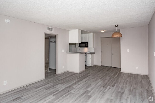 1BR, 1BA - 750 SF