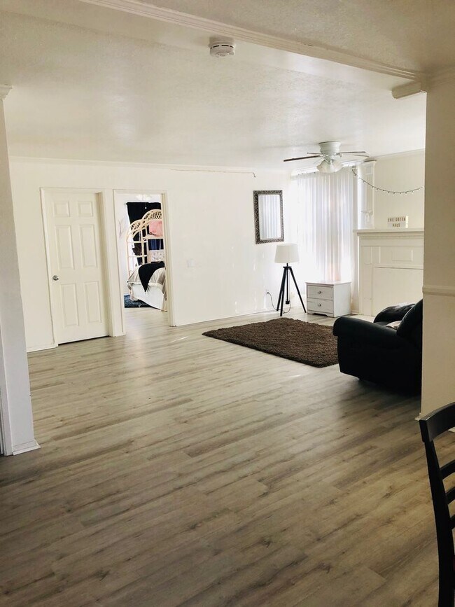 Photo - 6 Bedroom 3 Bathroom House  8 ppl MAX