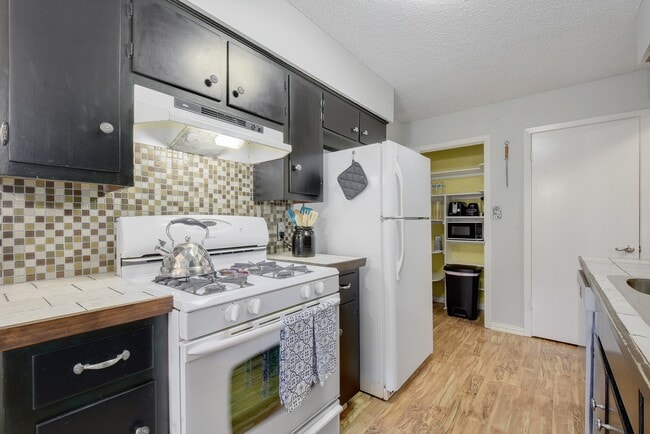 Kitchen with gas stove - 501 Wolverton Dr