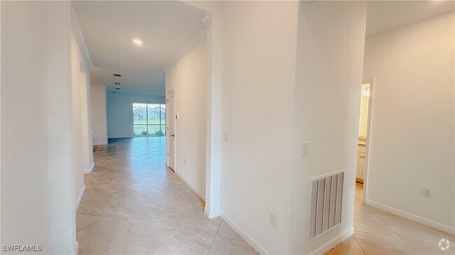 Building Photo - 2102 Hamlin St Rental