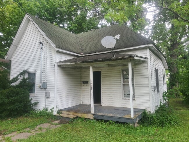 Building Photo - 615 N Almond St