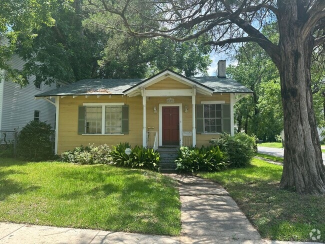 Building Photo - Gorgeous 4 Bedroom Home in South Highland