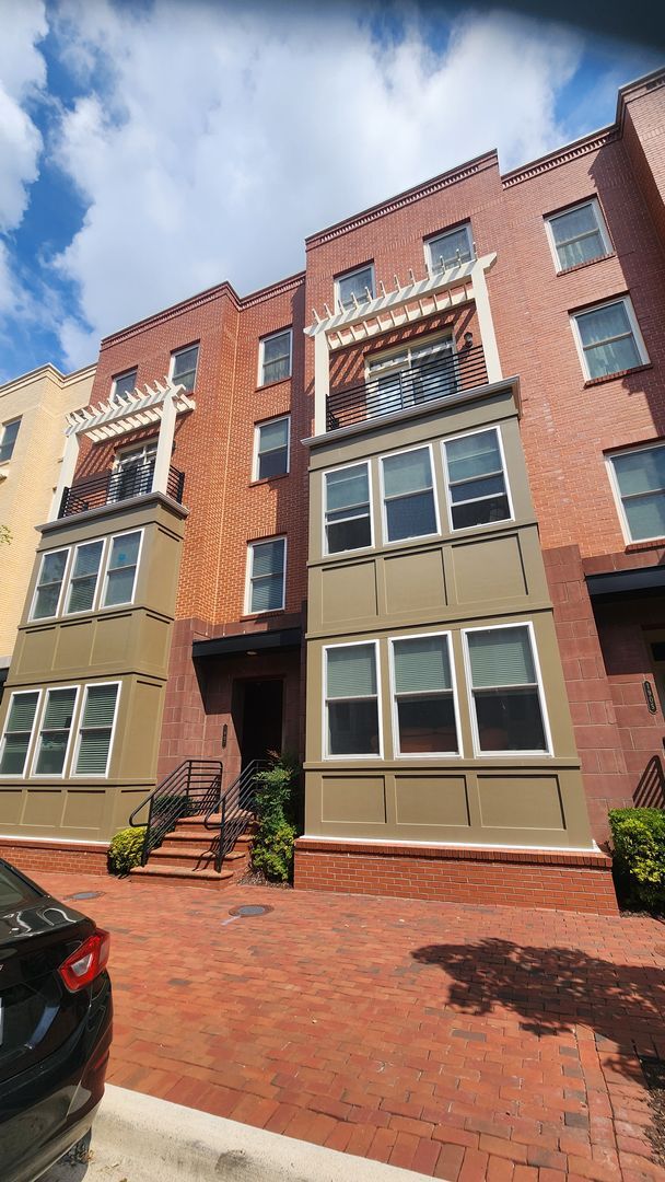 Building Photo - 3 BR Plus Den and Garage in Potomac Yard! Rental