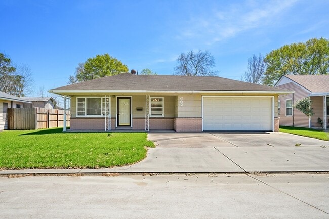 Building Photo - 602 N Circle Dr