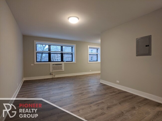 Building Photo - 542 W Surf St Rental
