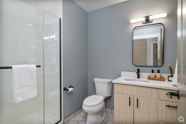 1BR, 1BA - 642SF - Bathroom - H