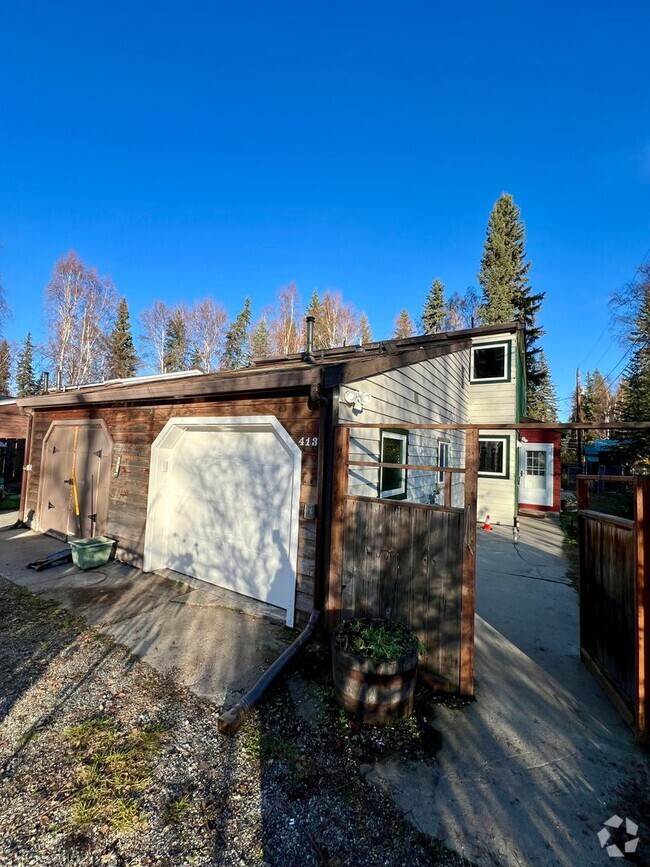 Building Photo - 2 Bedroom Duplex / Heat Included / Sorry n... Rental