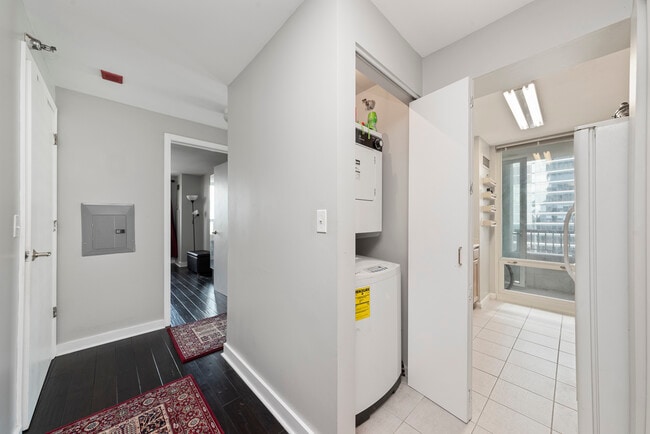 Photo - 345 N La Salle Dr