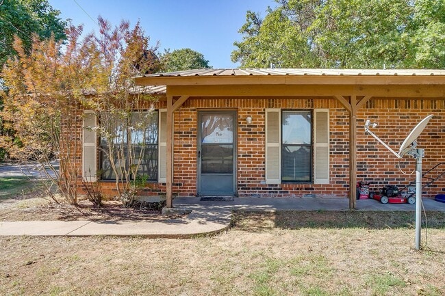 Building Photo - One Side of Very Nice Duplex West Granbury- 2 Bed, 2 Bath- 76049