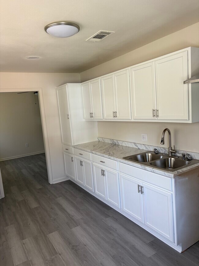 Photo - 4865 Beechwood Dr