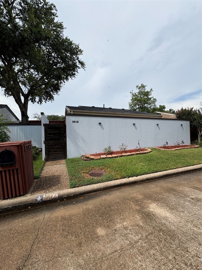 Building Photo - 1012 Fleetwood Pl Dr Rental