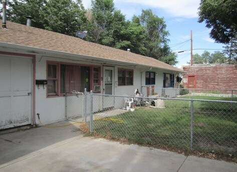 Photo - 300 W Walnut St Apartments