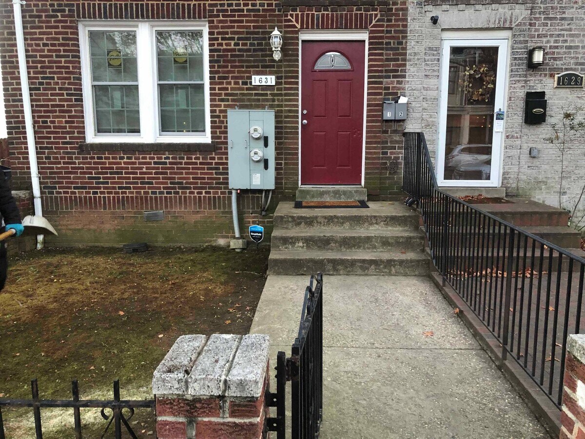 Photo - 1631 E St SE