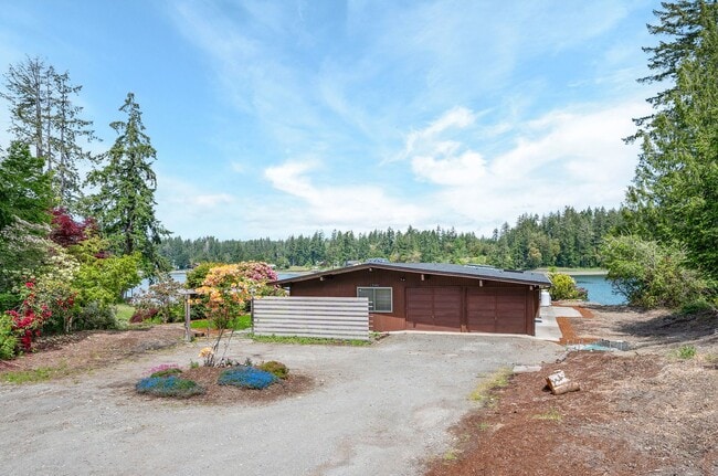 3-Bed Waterfront Home in Vaughn - 3-Bed Waterfront Home in Vaughn