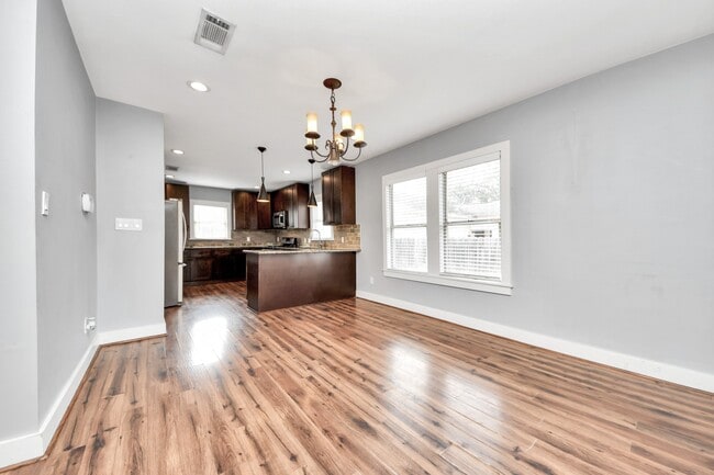 Photo - 2820 Holman St