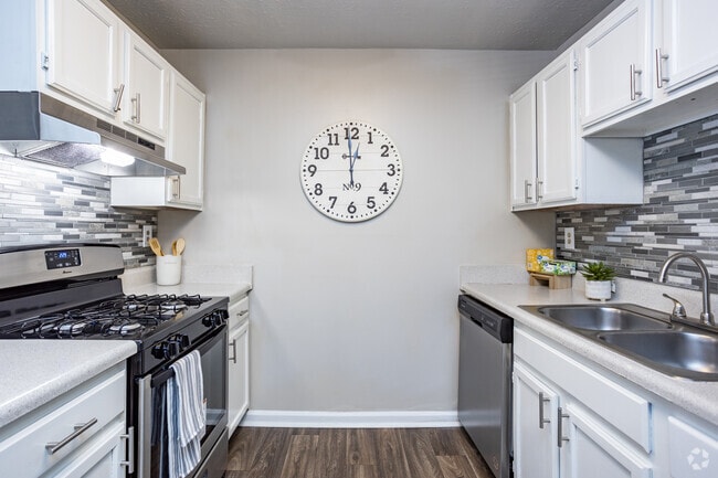 1BR, 1BA - 850SF - Kitchen