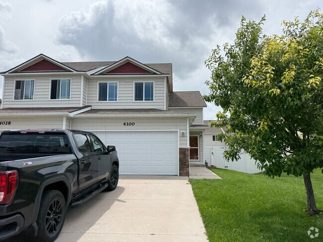 Building Photo - 4 Bedroom, 3.5 Bathroom Townhome in Cheyen...