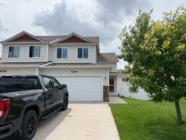 Building Photo - 4 Bedroom, 3.5 Bathroom Townhome in Cheyen...