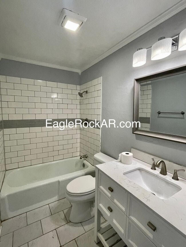 Building Photo - Cozy Townhome with Pool!