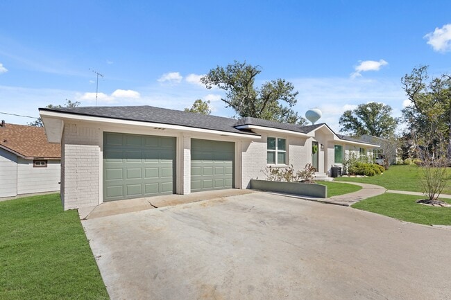 Photo - 712 E Kuehn St