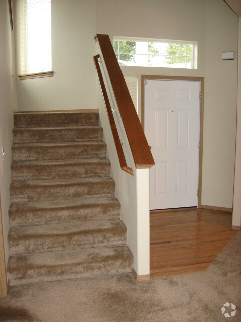 Building Photo - Spacious house with new kitchen flooring, ...