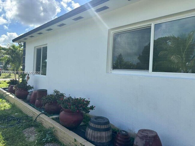 Photo - 2458 Plunkett St