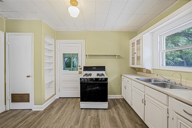 Photo - 3100 King St