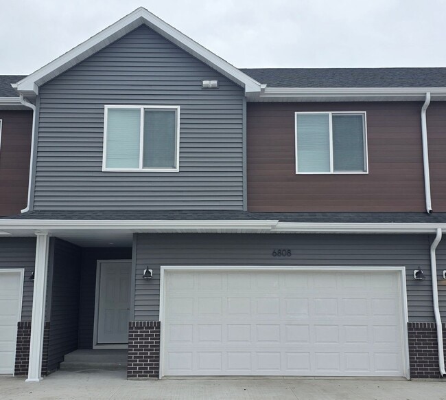 Building Photo - 3 Bed 3 Bath Townhome