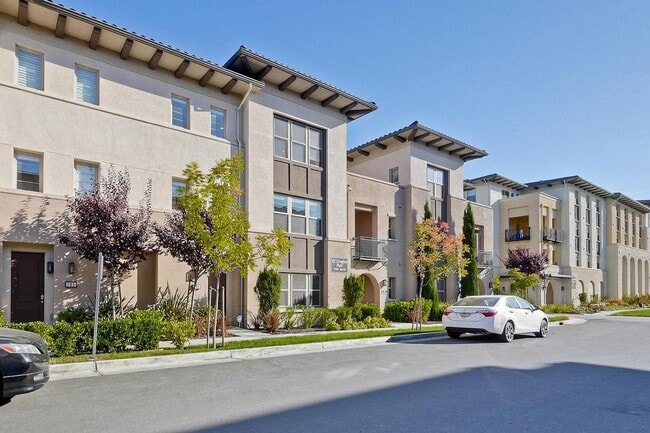 Photo - Spacious 4 bedrooms 4.5 bath town home for...