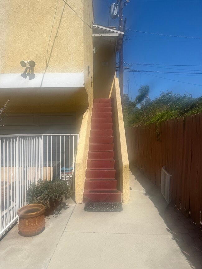 Building Photo - 1132 N Heliotrope Dr Unit Upper Duplex Rental