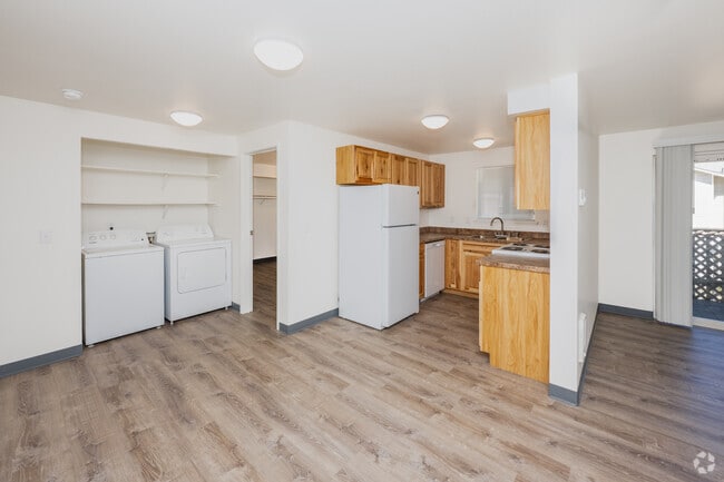 3BR, 2BA - 982SF - Living Room/Kitchen