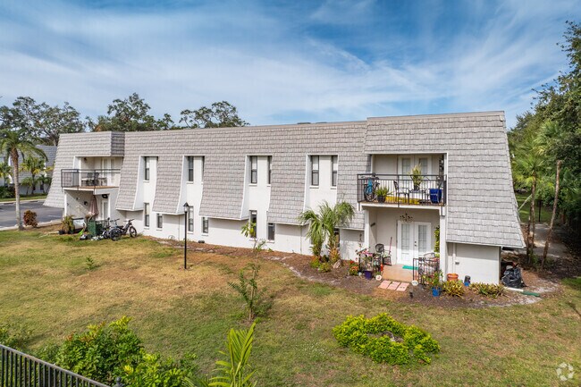 700 Lyndhurst St Dunedin, FL - Victoria Palms Apartments