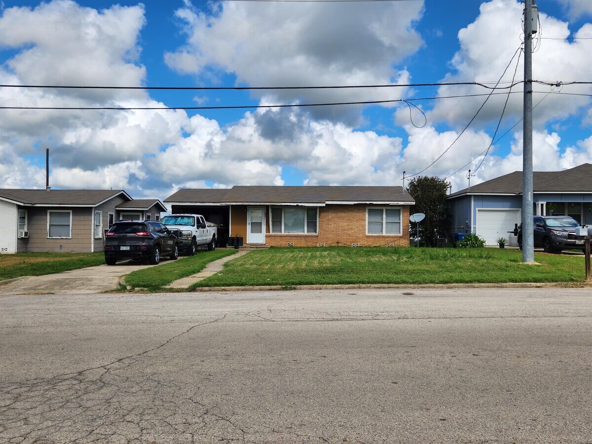 Photo - 1807 Tiger Ln House