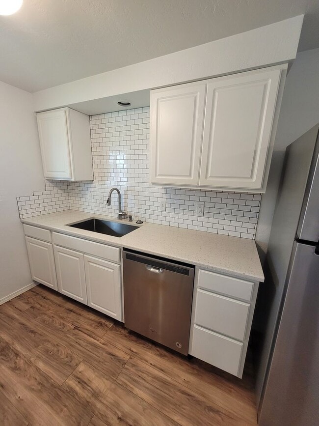 Building Photo - 2255 Shadylane Dr Unit 2253