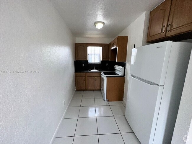 Building Photo - 701 NW 7th Ave Unit 8 Rental