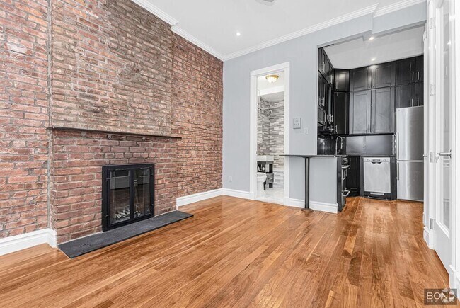 Building Photo - 562 Hudson St Unit 2 Rental