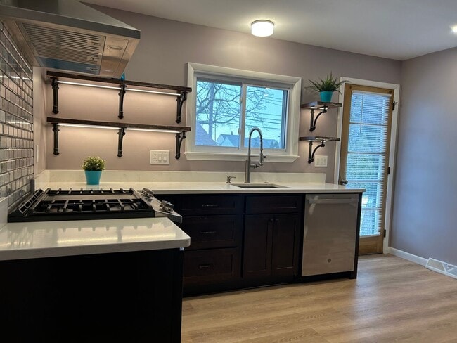 Photo - Brick Ranch for Rent in Mayfield HTS walking distance to Golden Gate Plaza